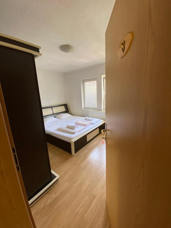 Bus Station Hostel Приштина Екстер'єр фото