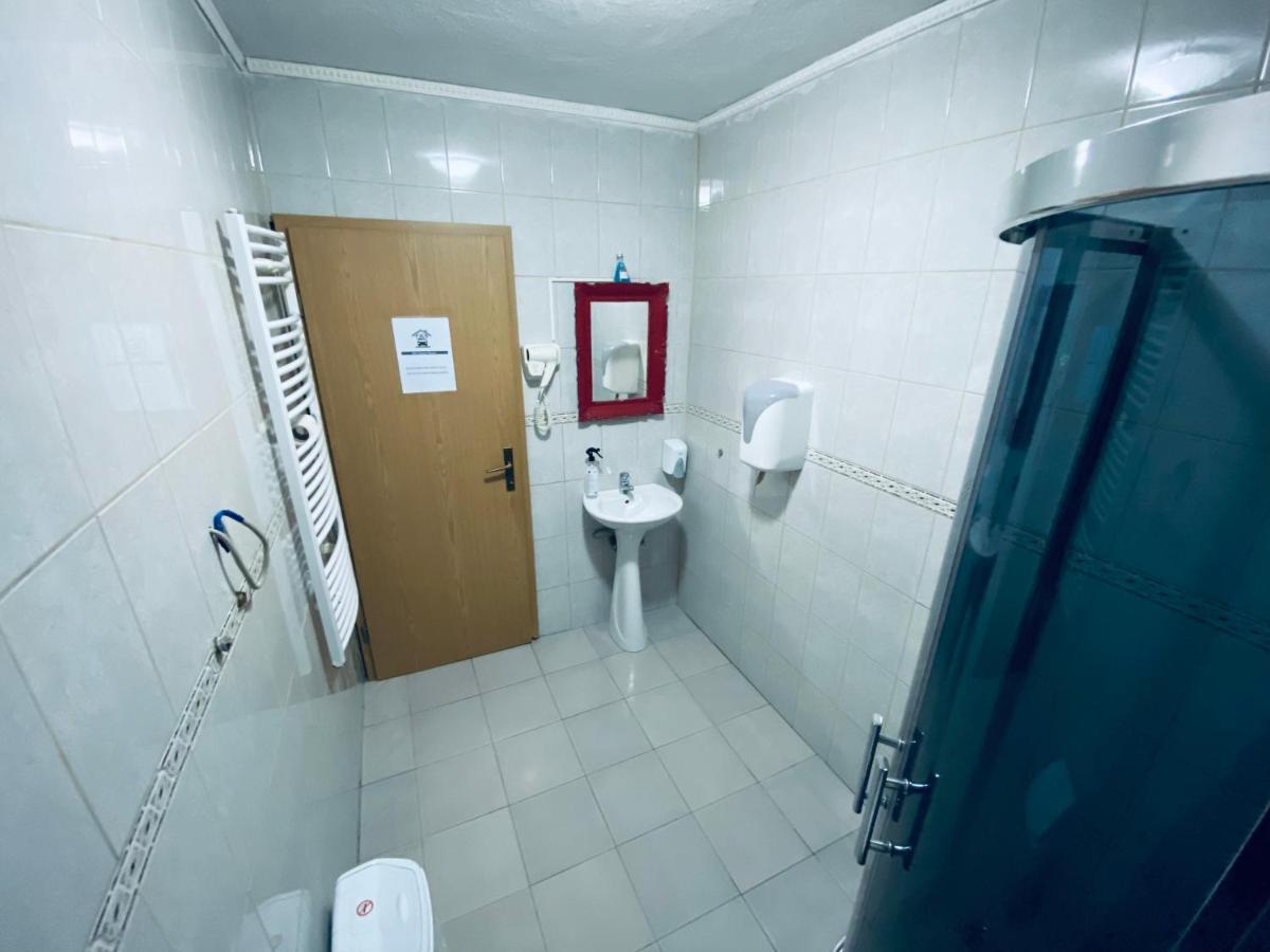 Bus Station Hostel Приштина Екстер'єр фото