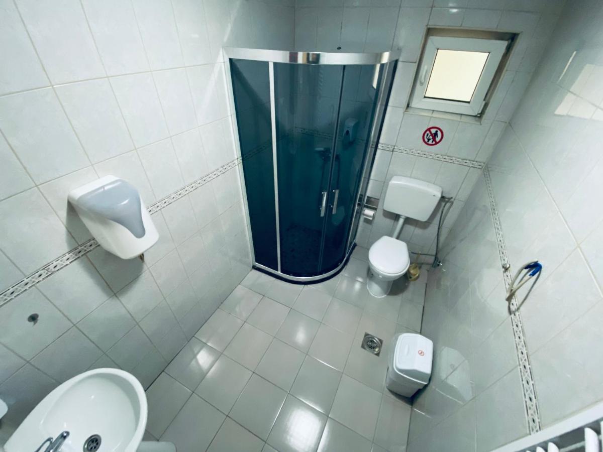 Bus Station Hostel Приштина Екстер'єр фото
