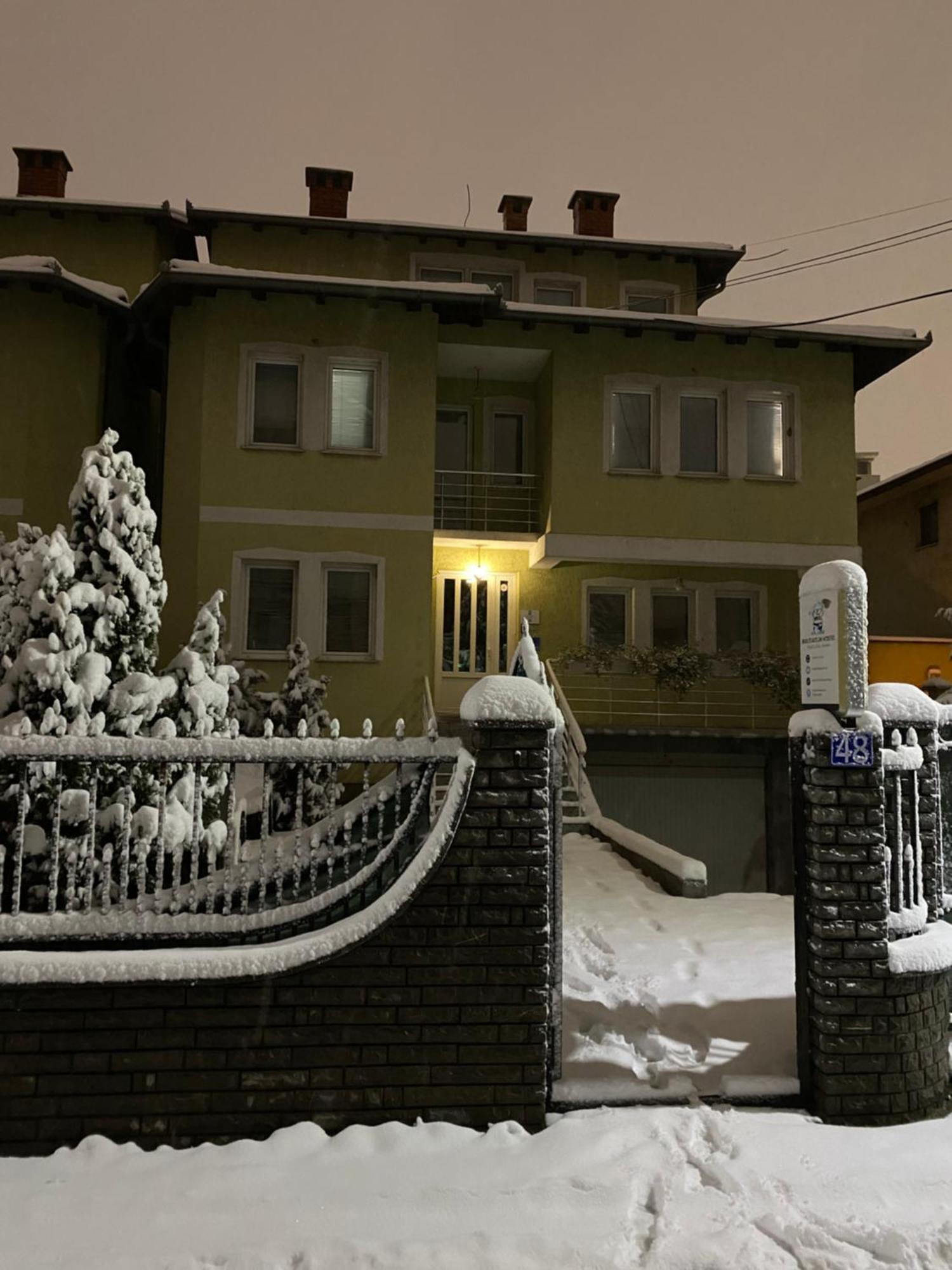 Bus Station Hostel Приштина Екстер'єр фото