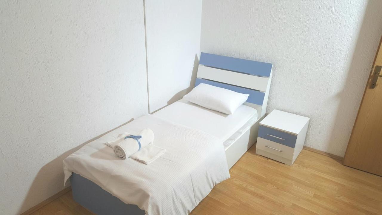 Bus Station Hostel Приштина Екстер'єр фото